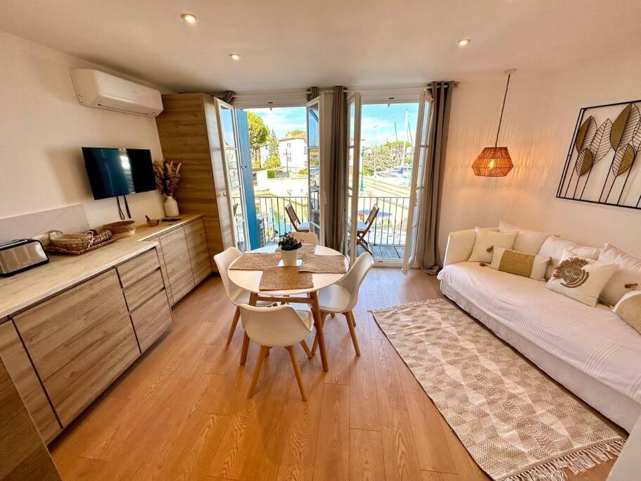 Pura Vida, Port *